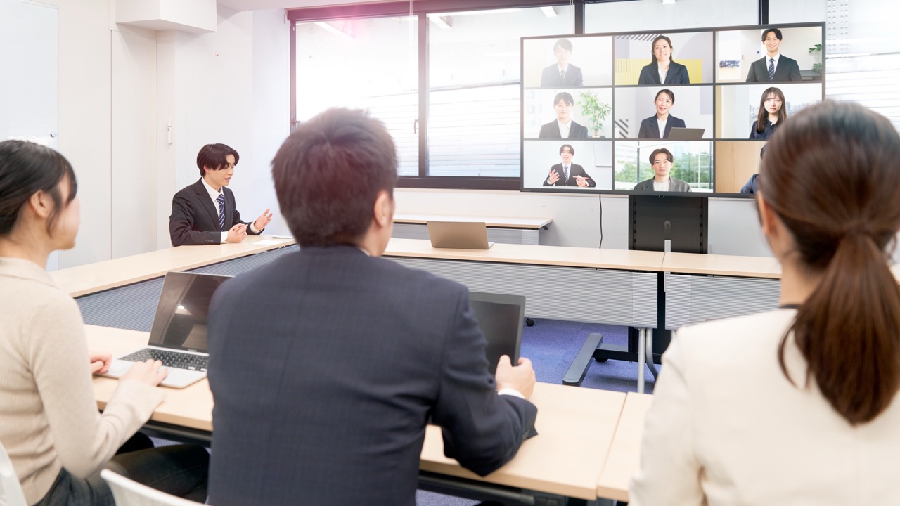 内定者イベントの参加率向上のために、オンラインと対面を組み合わせたハイブリッド開催イメージ