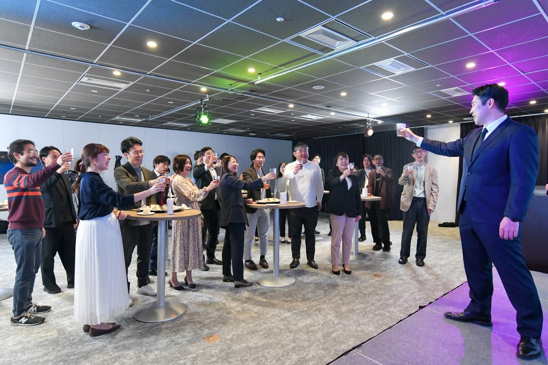 ブイキューブによるオンライン配信スタジオと専任スタッフによる運営サポートの様子