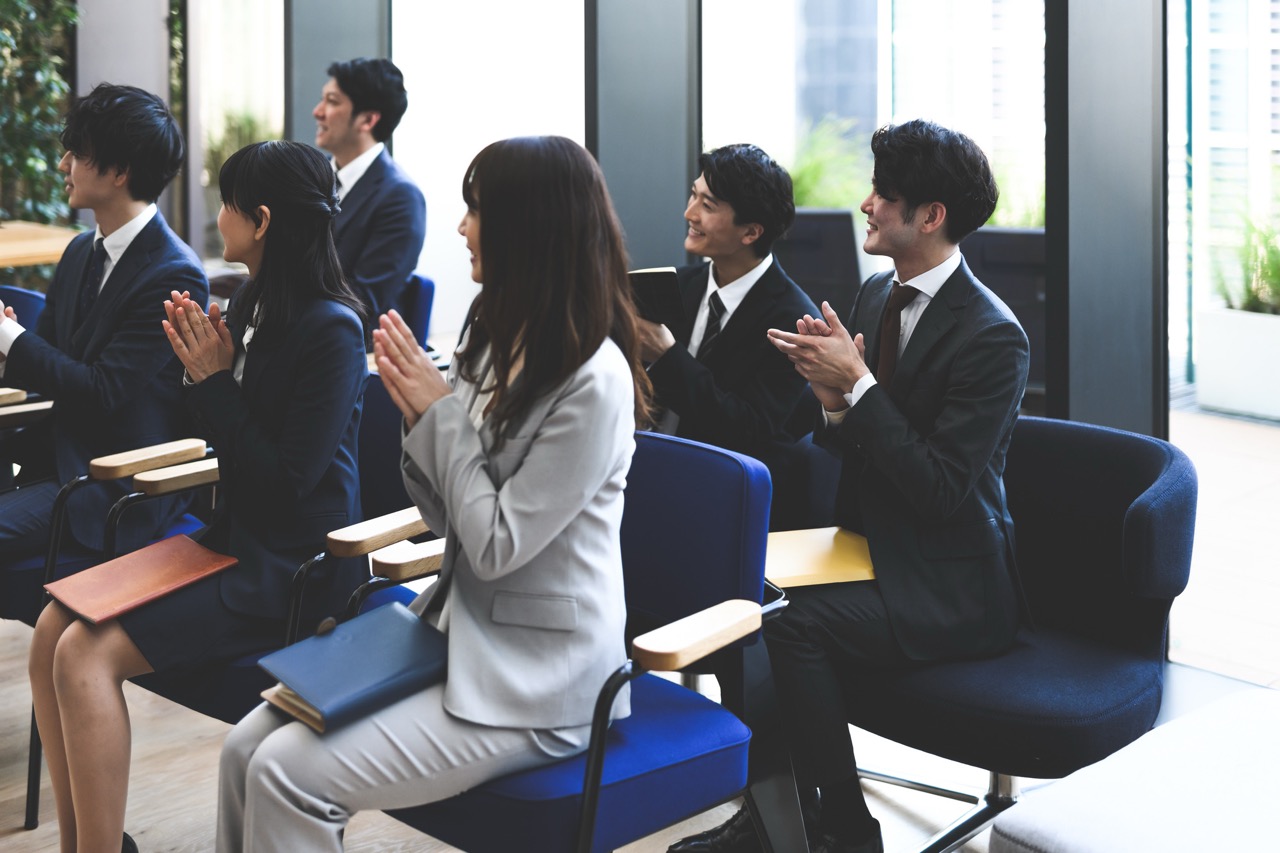 多くの企業で実施されている、対面形式での内定者グループワークの様子