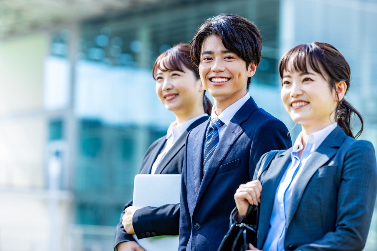 内定者イベントを成功し、笑顔の内定者の画像