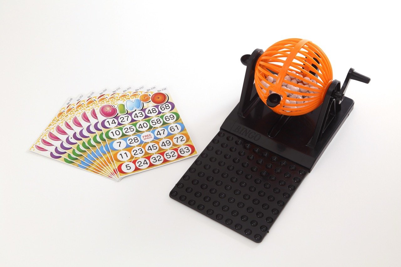 クイズ大会やチーム対抗スポーツなど、参加者が一体となって盛り上がる多様な社内懇親会アクティビティのコラージュ。参加率を高めるクリエイティブなイベント企画案