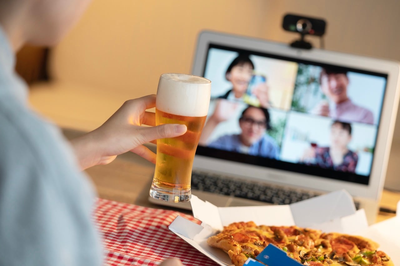 オンラインで実施される社内懇親会の様子