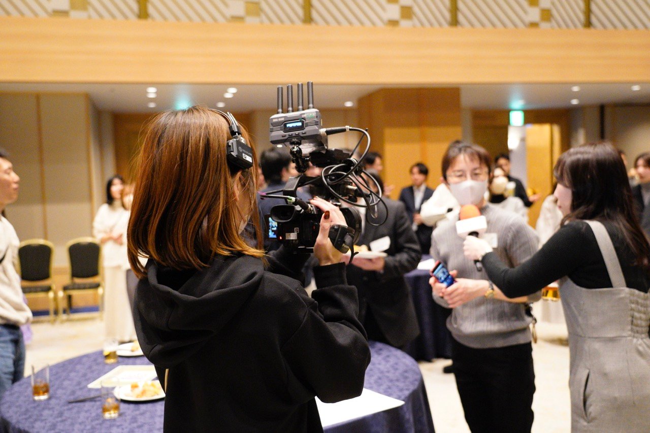 ブイキューブが提供する企業イベント支援（EventDX）。オンライン・ハイブリッド形式の懇親会でも安定した配信環境とプロによる当日の運営サポートで成功を支援するイメージ