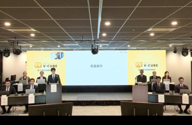 登壇者が並ぶイベントスタジオの全体風景