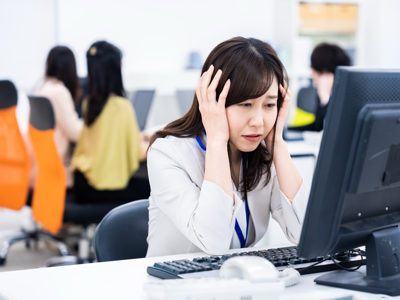 騒がしいオープンオフィスでのWeb会議による会議室不足や、周囲の雑音で業務に集中できない社員